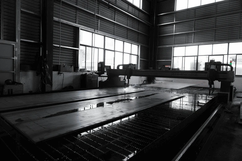 Steel plate cutting in the HENER production workshop