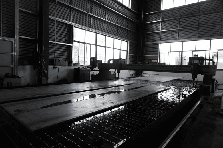 Steel plate cutting equipment in the HENER workshop