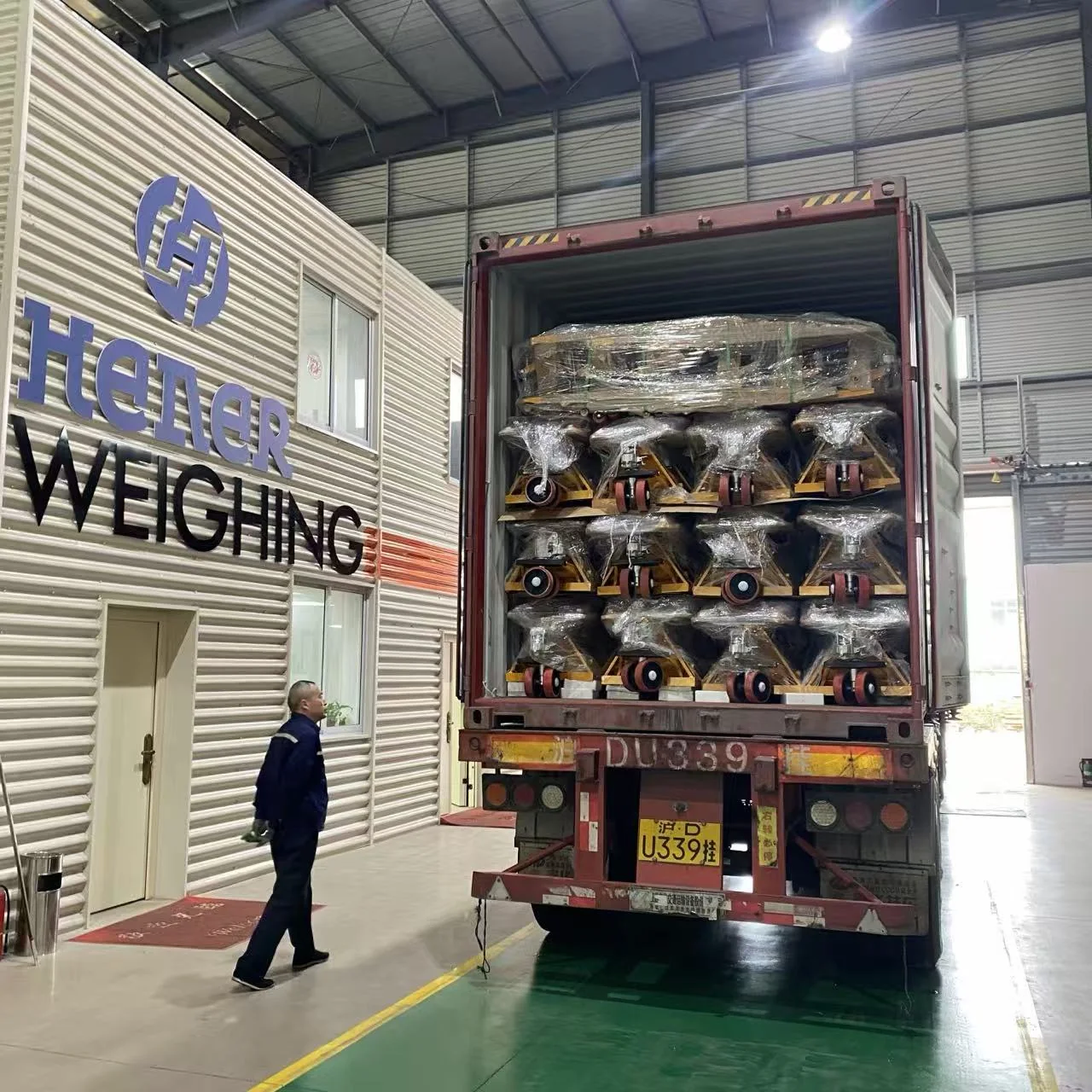 Authentic HENER compact container loading for plain manual pallet trucks