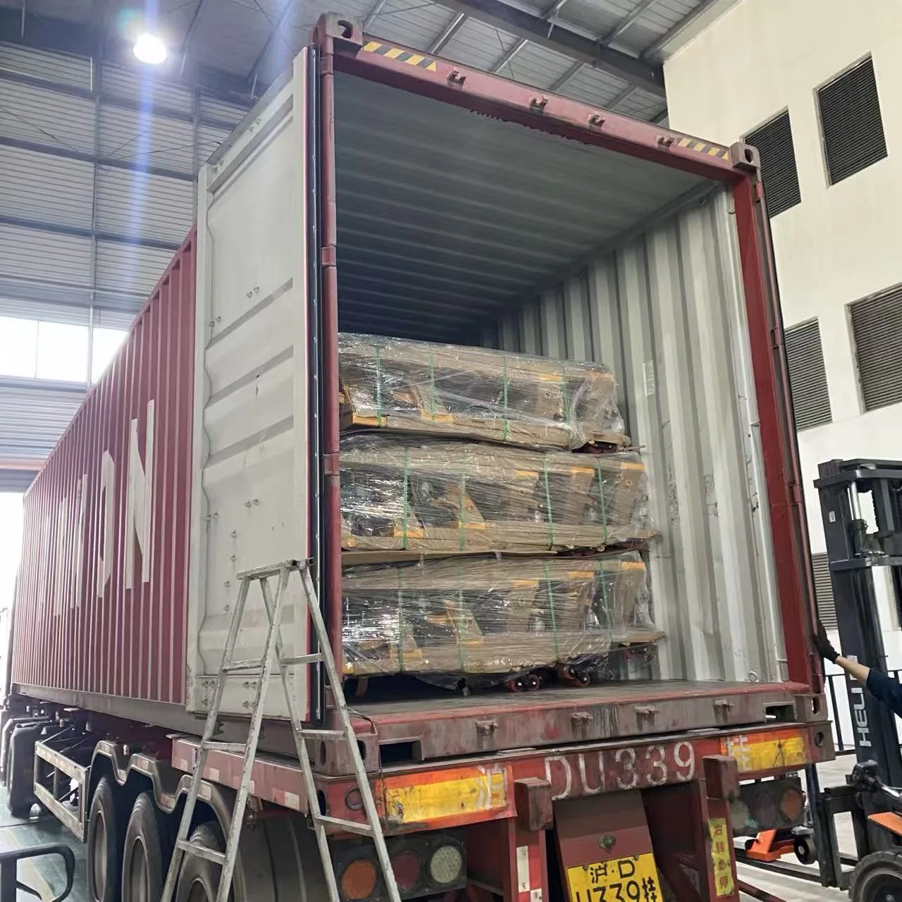 HENER container loading with compactly packed manual pallet trucks