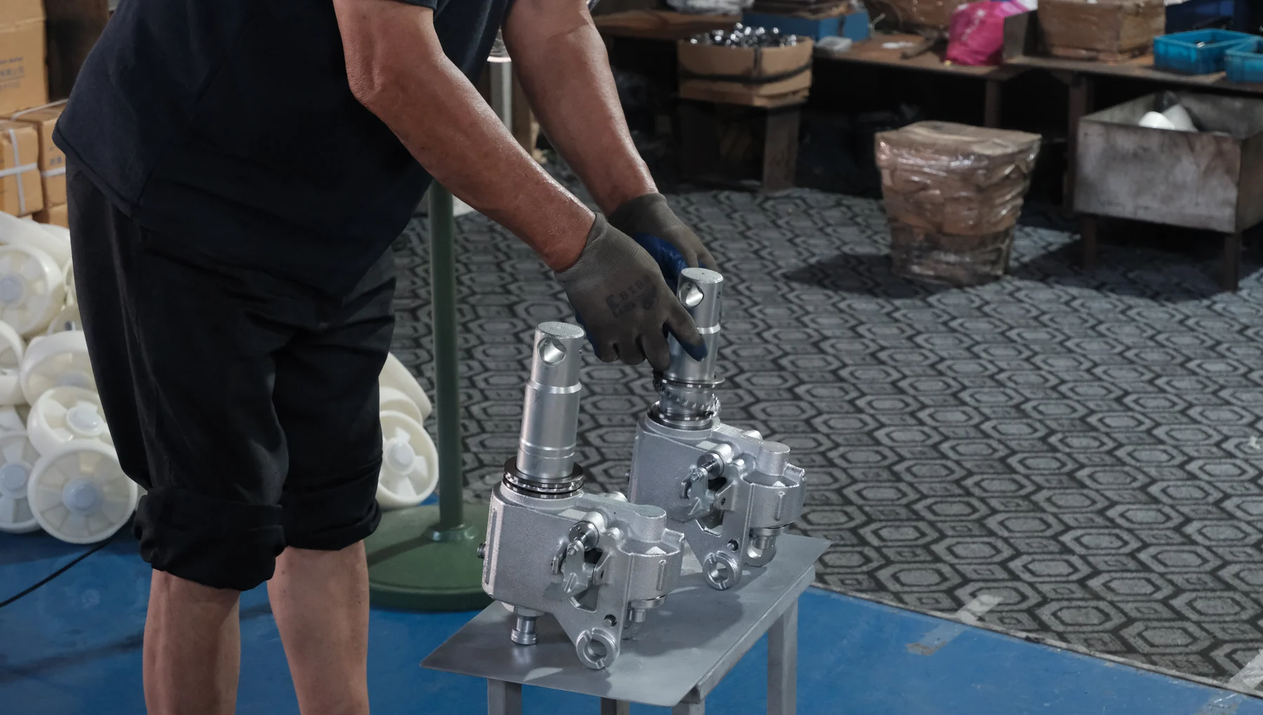 HENER worker assembling pallet jack hydraulic components