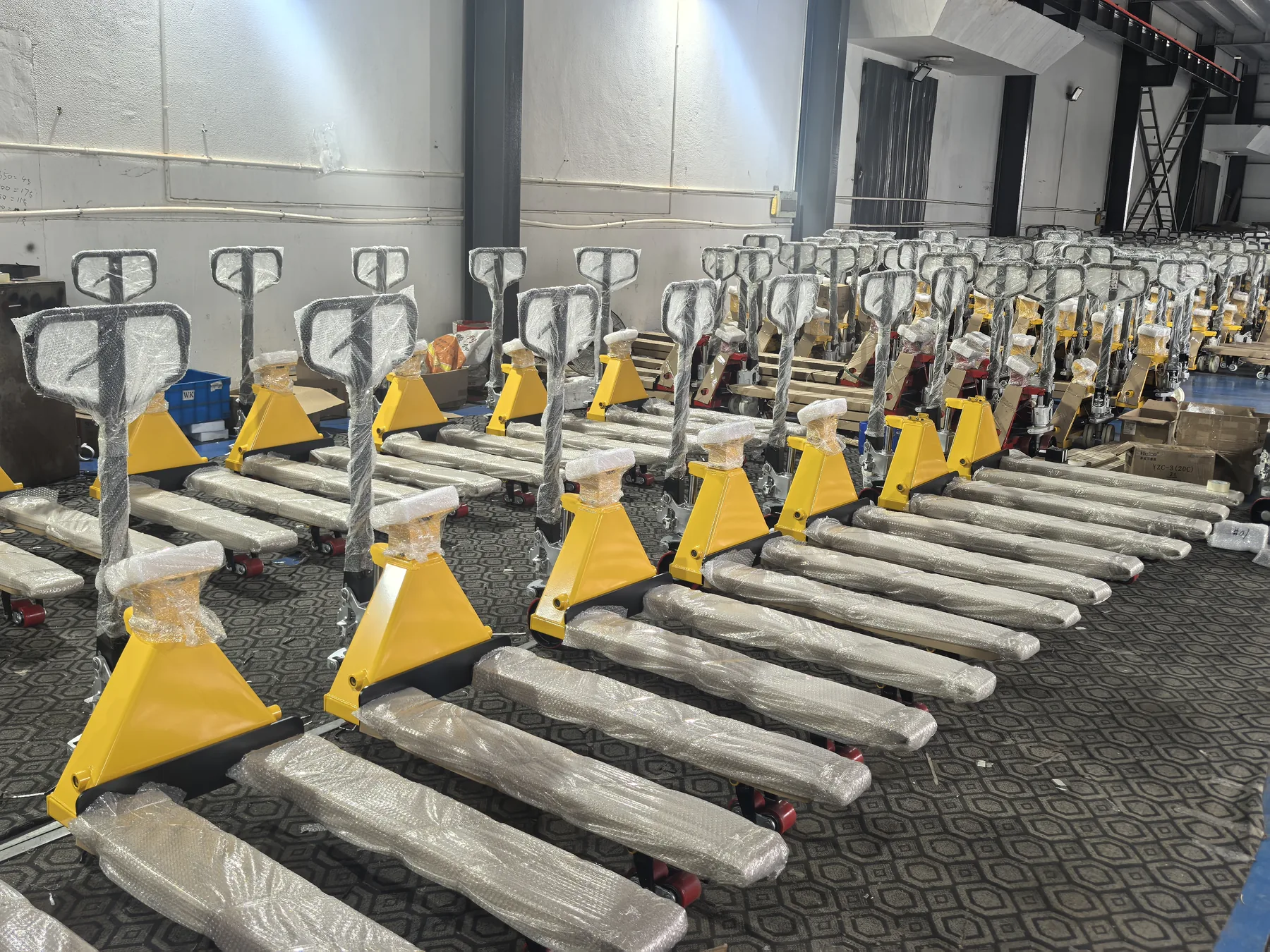 Finished manual pallet trucks grouped in the HENER workshop