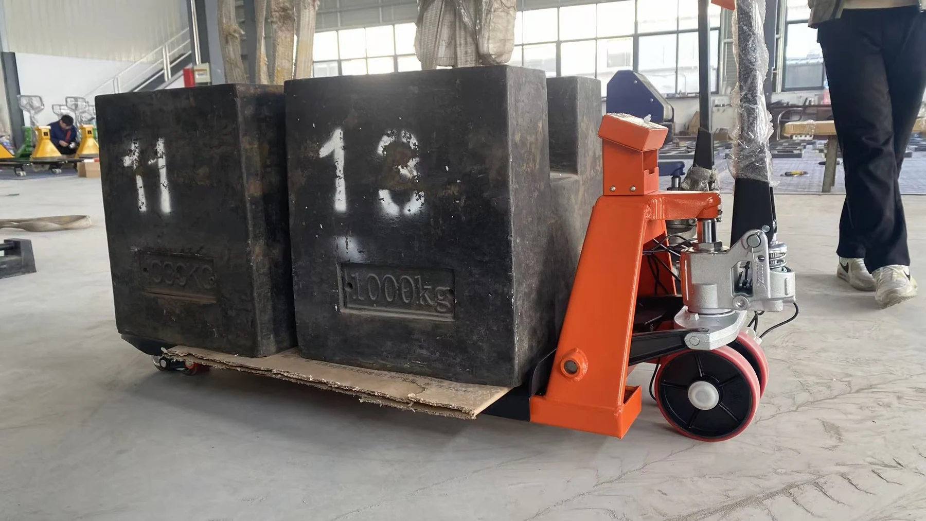 Authentic pallet truck scale load-check setup with marked reference weights
