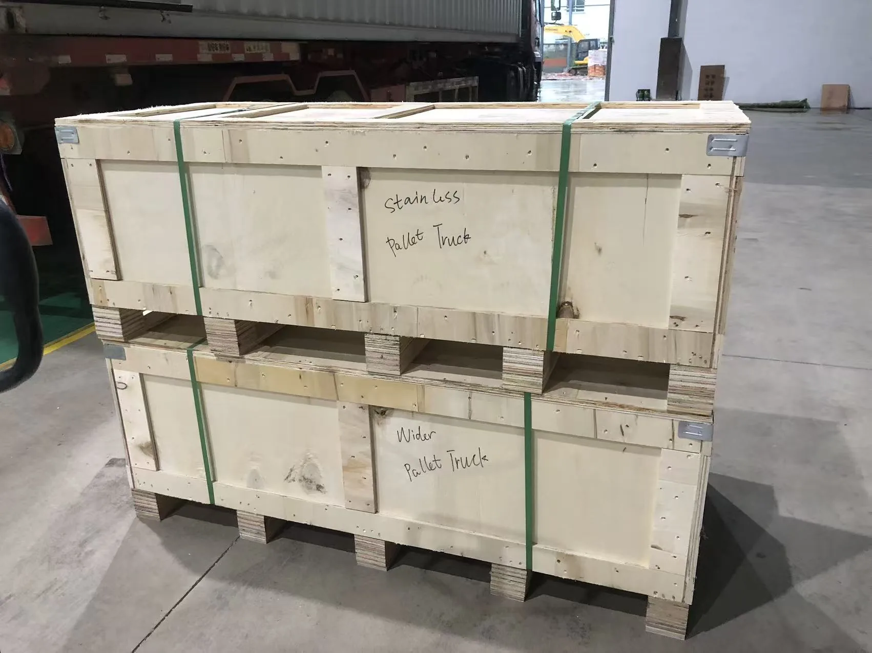 Closed wooden shipping crates for pallet truck orders